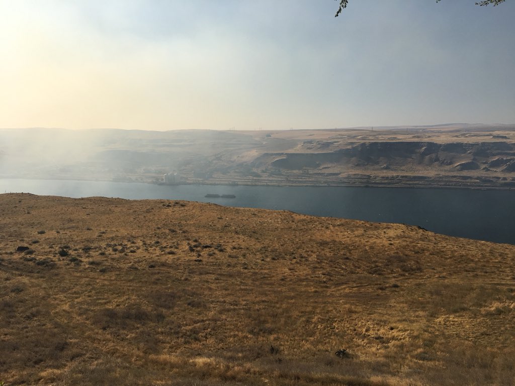 GenevieveReaume's tweet photo. Check out that smoke and haze over the Columbia River from the #Milepost90Fire #LiveOnK2 https://t.co/Ou0w7moViX
