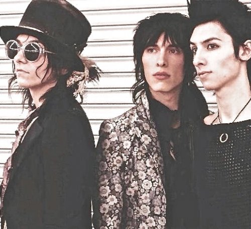 .<a href="/PalayeRoyale/">Palaye Royale</a> continue to prove that rock is still alive and well! Being the first unsigned act to win the MTV's Musical March Madness, and now they will be lighting up the stage at <a href="/GramercyTheatre/">Gramercy Theatre</a> 11/1 with special guest <a href="/bonesbandbones/">BONES UK</a>! Get tix now!
livemu.sc/2vtecav