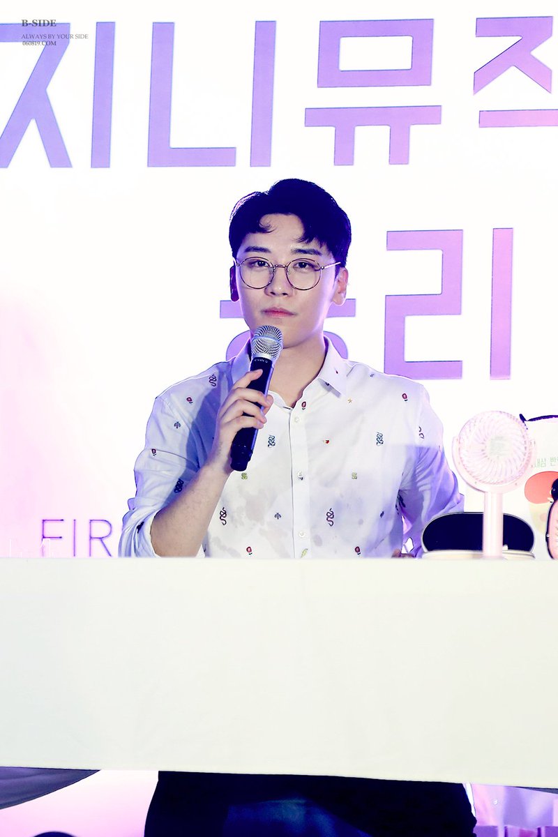 BB_side's tweet photo. 180801 신촌 팬싸인회 #승리

이세상 미모 맞냐며..
정말 장관이네요..
신이 주신 안경이네요😭💕

뜽리가 올려준 사진
작업해서 가져왔어요 @ForvictoRi 💕💕
#BIGBANG #SEUNGRI https://t.co/etc6DUapYF