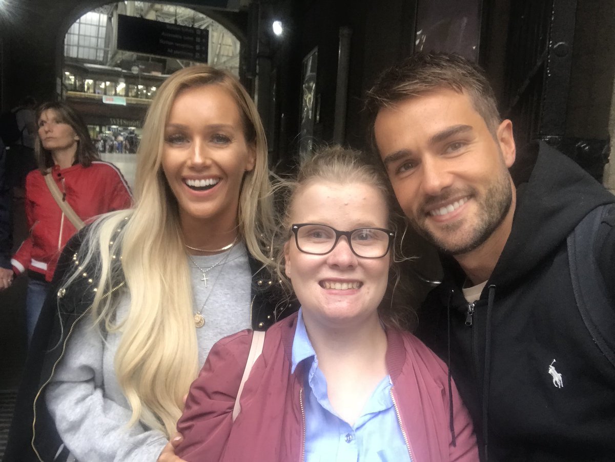 AccountRobyns's tweet image. Can’t believe met Laura and Paula from love lsland, so happy to met u both all the best for the future, love you guys Xxx❤️❤️😭😭
