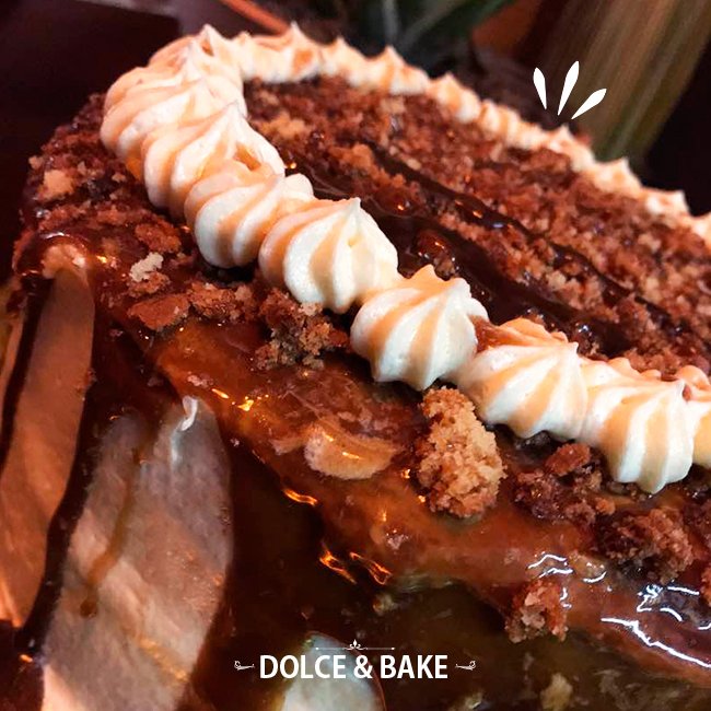 Dulce bizcocho de vainilla, relleno de dulce de leche y amaretto, y delicioso glaseado de caramelo salado ¡#ñam! 😍, así es nuestra nueva #CaramelCake 😋
·
¡#Dolcelicious, ven a probarla! 😏
·
#MomentosDolce #dulcedulce #nodiet #tortacaramelo #postresdiferentes
