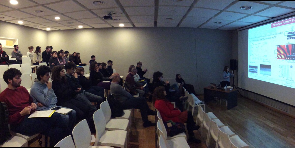 insunsam's tweet photo. Comienza el segundo bloque del Workshop de Nano óptica con María Luz Martinez Ricci de #INQUIMAE. Nos cuenta sobre el rol de las pérdidas de absorción y desorden en el diseño de cristales fotonicos https://t.co/QzyvMmopAM