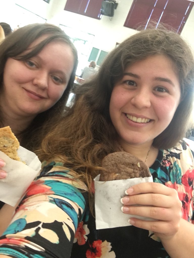 MissEmmyBee's tweet photo. Cookie time! #lunchpalls #vcs123 @ms_huffman_kdg https://t.co/iQkwfuySga