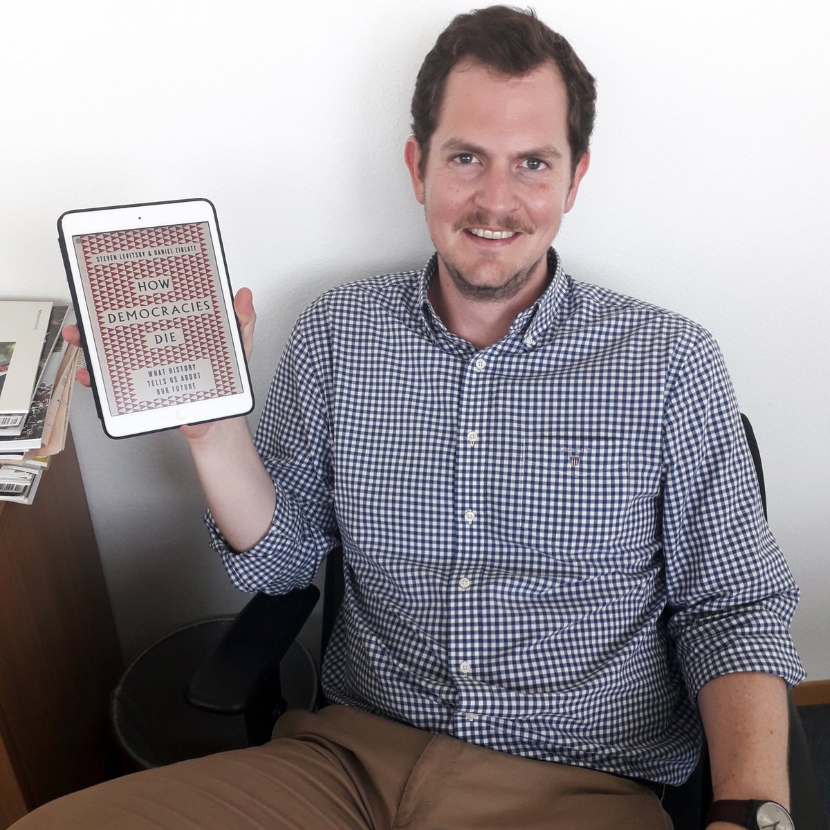 This week, our Project Coordinator @DoBrien_85 shares his #SummerBookClub recommendation: 'How Democracies Die', by Steven Levistky and @dziblatt. Read his review: kofiannan.ch/2pKDwI0