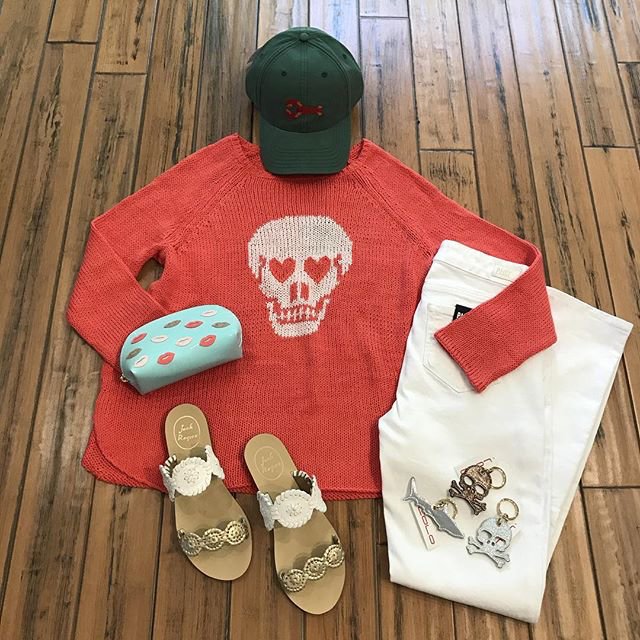 Lolobag's tweet photo. Reposting @gtangerine1:
...
We have something for everyone! Come shop with us until 6:00 today! #greentangerine #lips #skulls #newarrivalsdaily #woodenshipsknits #woodenships #lolobags #jackrogers #lovemyjacks #lobsters #hardinglane #ootd #paigedenim #whitejeans https://t.co/SAIjejeemo
