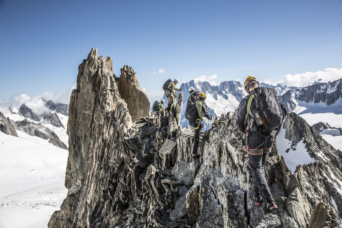 Esercito's tweet photo. 14 i neo Istruttori Militari di Alpinismo qualificati dal Centro Addestramento Alpino dell'@Esercito #professionalità e #passione per la #montagna #EsercitoItaliano #dipiùinsieme #AlserviziodelPaese Leggi la notizia: https://t.co/LEcr90E8xL https://t.co/KBmr7Xdsxn