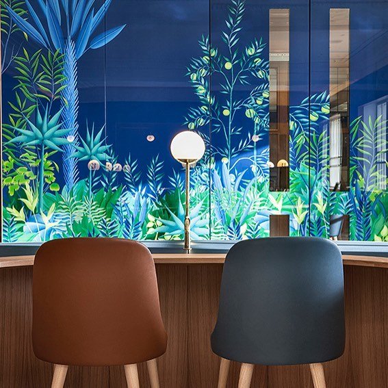 sterlingstudio6's tweet photo. Unique rousseauesque eglomise panelling for @waldoworks @officialselfridges #retaildesign #eglomiseglass #handpainted #decorativearts #retailspaces #selfridges #retailfinishes #interiordesign #eglomise #glassinteriors #bespokeinteriors #customdesign #detail #decorativeeffects https://t.co/GGbbgEkzzK