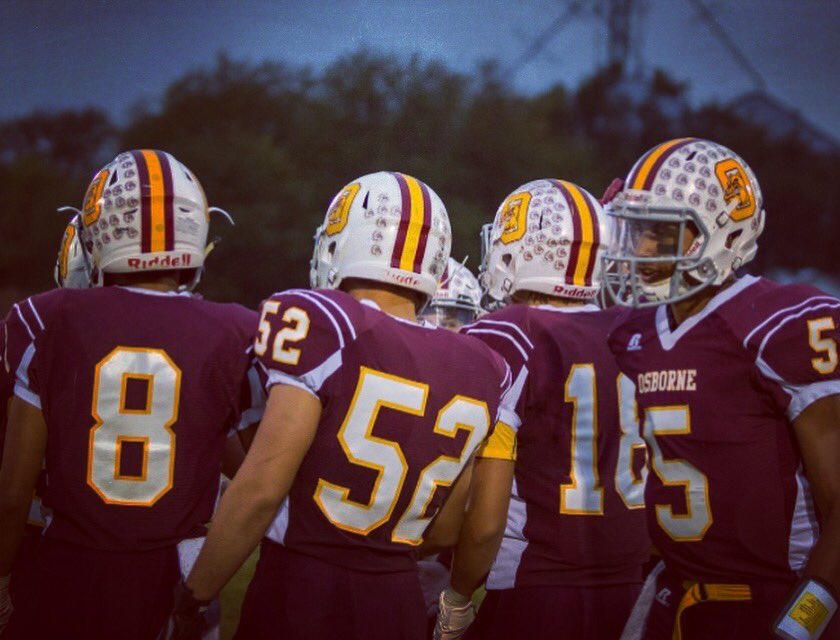 Dhollowayyy's tweet photo. 30 more days till kickoff. The small town stadium will wake up again. #FRIDAYNIGHTLIGHTS #ONEOSBORNE #FOREVERBULLDOG🏈 https://t.co/QMyAg46P0J