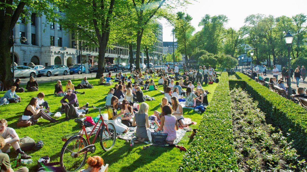 Strathmore_Sq's tweet photo. Who’s ready for community activities at the Grosvenor-Strathmore #Metro station? Our plan is to create an area with community gathering #spaces, where commuters and residents can #walk, #play and enjoy the outdoors. #Placemaking #StrathmoreSquare https://t.co/Y70W9Fwk3I
