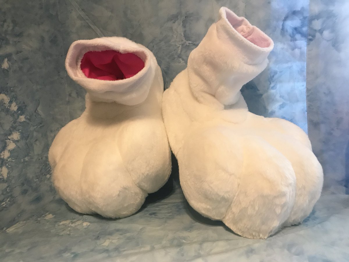 CuttleB0ne's tweet image. I used the wrong fur on some feet, but my mistake is your gain! Selling these indoor feet for $300 + shipping. US Men’s size 11-12. Made with white super seal/beaver and pink minky pawpads, so it’s easy to match. Need them gone ASAP! DM if interested. RTs appreciated!