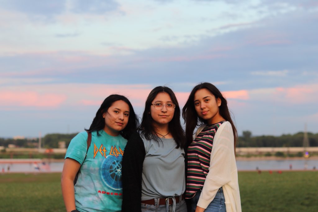 valch_'s tweet image. yes, my friends are hot.