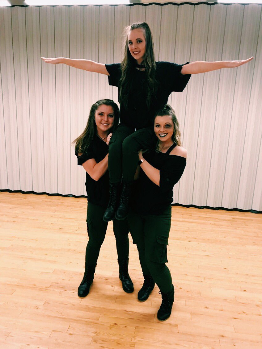 sauphimu's tweet photo. happy #nationalgirlfriendsday to all our girl gangs out there✊🏼🌟💗 https://t.co/jgfyVHB6Qx