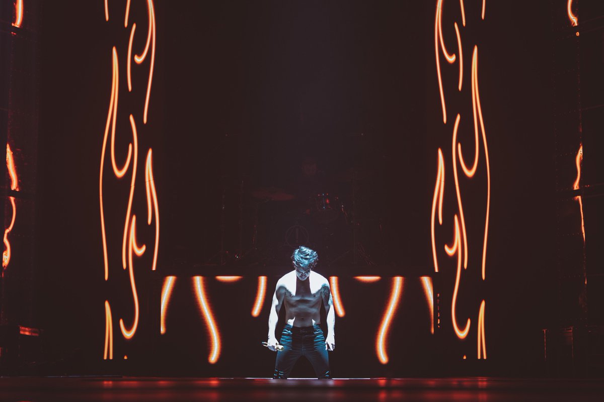 PanicAtTheDisco's tweet photo. Sunrise keeping it hot 🔥 https://t.co/MKorEfjxEr