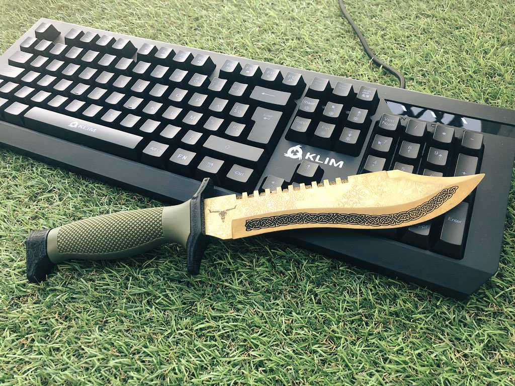 KLIMTechs's tweet photo. 🎁 #CONCOURS 🎁 

Gagnez un Clavier Mécanique #KLIM Domination + Une réplique de couteau #CSGO Bowie Lore. 🤩

Pour participer :
🔁 Retweet
☑️ Follow @KLIMTechs &amp; @KnifyEu 

🏁 Tirage au sort le 08/08 à 18h.
🤞 Bonne chance à tous ! #3ansKLIM https://t.co/0g7hwWehYC