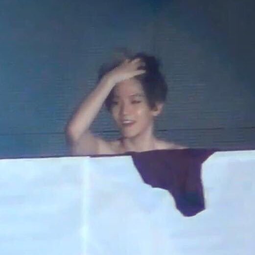 baekhyunshair's tweet photo. I’M WEAK https://t.co/leH2d8rHXm