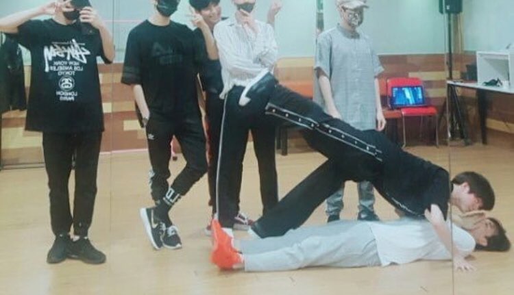 seulchansmilk's tweet image. @GayTarget can we just—