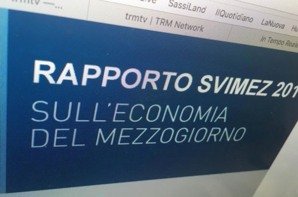 effettonotte24's tweet photo. Rapporto @svimez, allarme #Sud: disoccupati boom e il lavoro è sempre più precario. Ne parliamo con Giorgio Gosetti, docente di sociologia del lavoro @UniVerona 

[📻https://t.co/Z9JrvV6xCx]
[📞800240024]  
[📱3492386666] https://t.co/5KpC3w0NCe