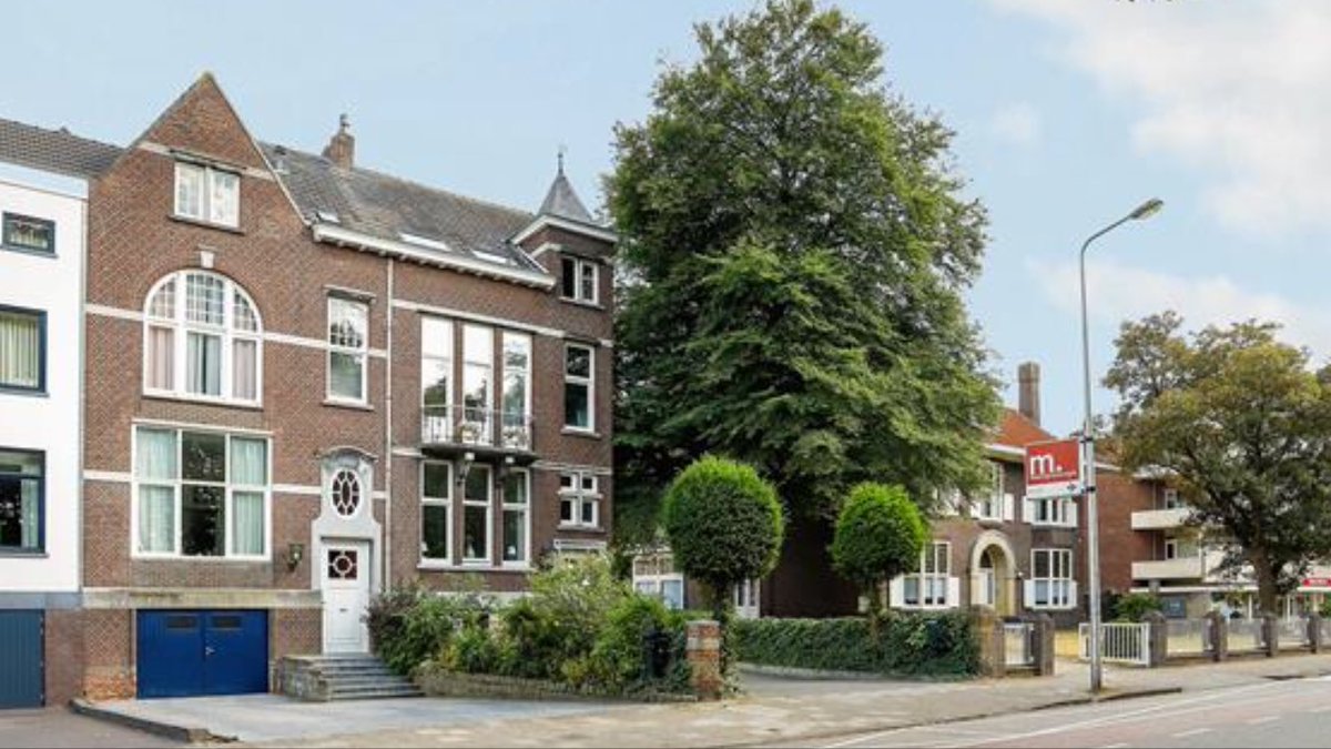 Wie wordt de volgende gelukkige bewoner van het allermooiste huis in Weert ? Een paar keer in een eeuw doet deze time-space-opportunity zich voor, zeldzamer dan een #bloedmaan youtu.be/WCnpn8oH-oo