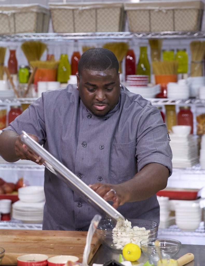 FoodNetworkSA's tweet image. Taco 'bout a takedown - #CooksVsCons contestants whip up tacos with a surprise ingredient... soda 👀9pm