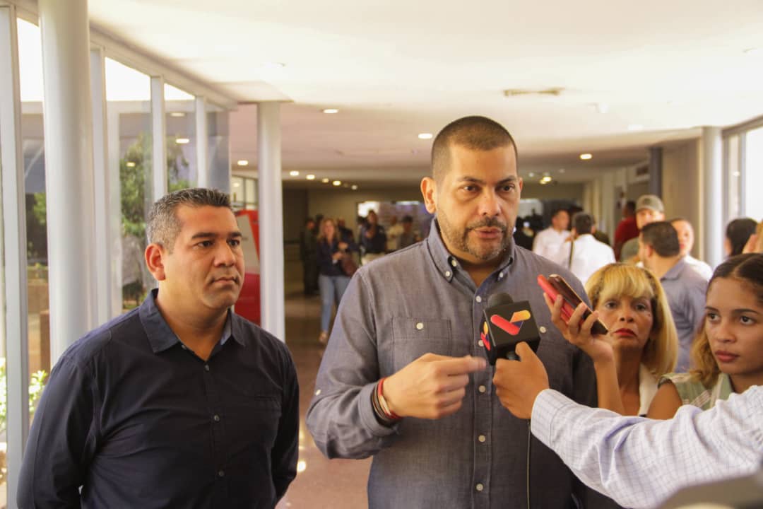 willy_casanova's tweet photo. Hoy, acompañamos al ministro de Interior, Justicia y Paz, M/G @ReverolNestor, junto al gobernador @OmarPrietoGob y demás autoridades, en la instalación de las mesas técnicas para la creación del marco legal de la Gran Misión Cuadrantes de Paz. #RegistraTuCarro https://t.co/FzbKKMnXua