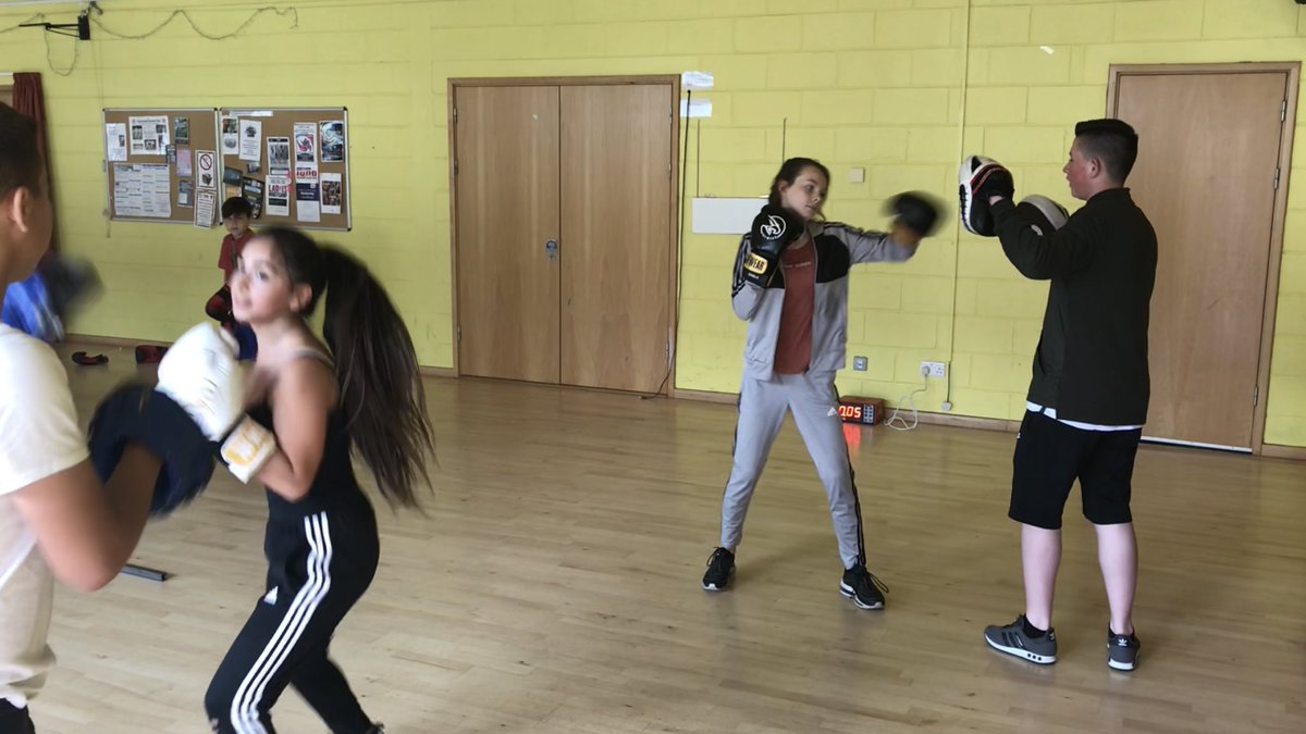 EdiHelpingHands's tweet photo. Do you know anyone on here living arround 
#Saughton 
#Stenhouse 
#Broomhouse and all surrounding areas ?

15 - 25 #Kids have been taking part every week in #Boxing Fitness Classes but to make #Carickvale a permanent #FREE Gym for all young people

We need more 

RT &amp; Tag please https://t.co/znSENgB13T