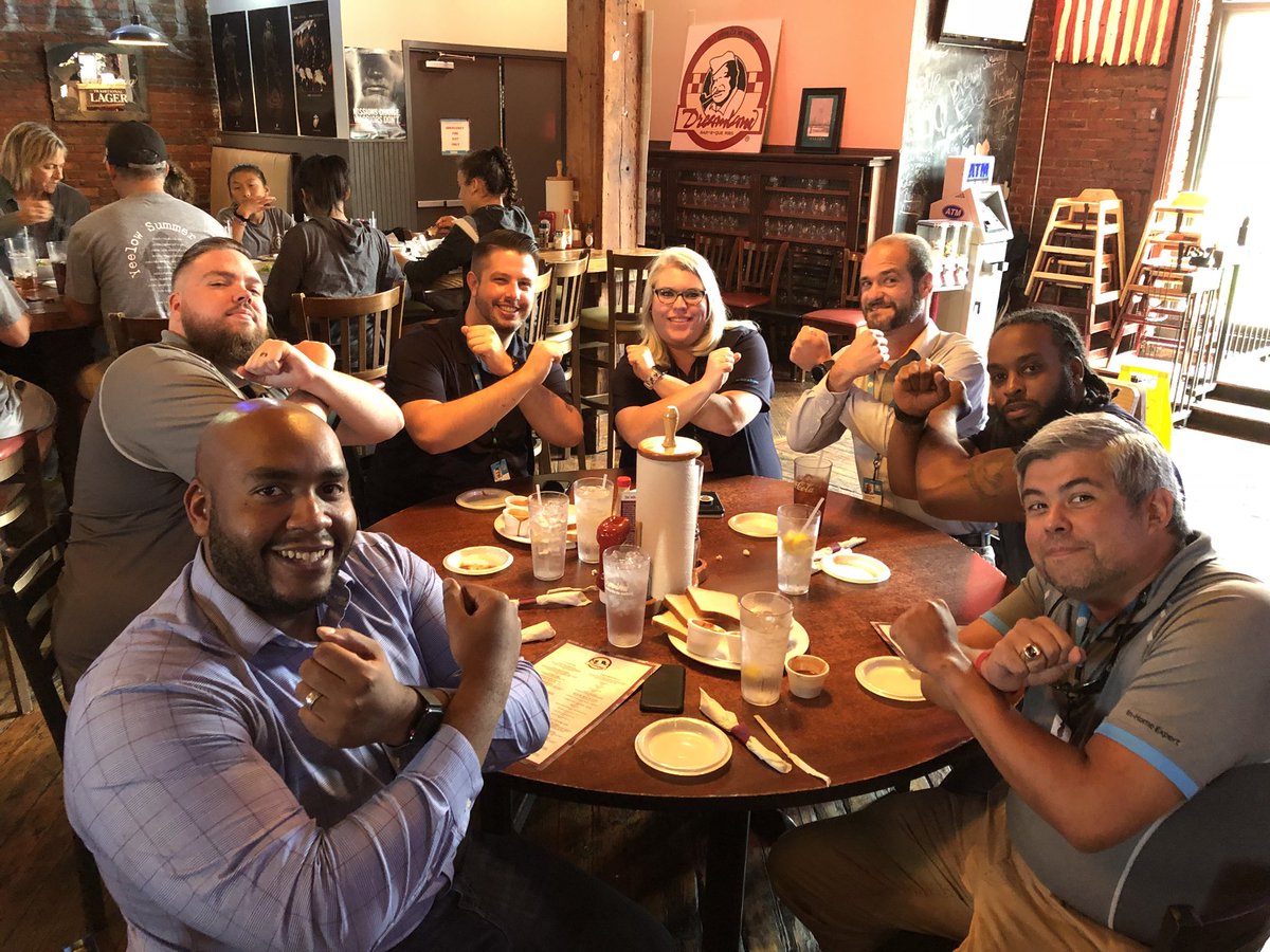 NTXOmarPina's tweet image. Celebrating #IHXBDay with @TerronJernigan and the Montgomery Team!
