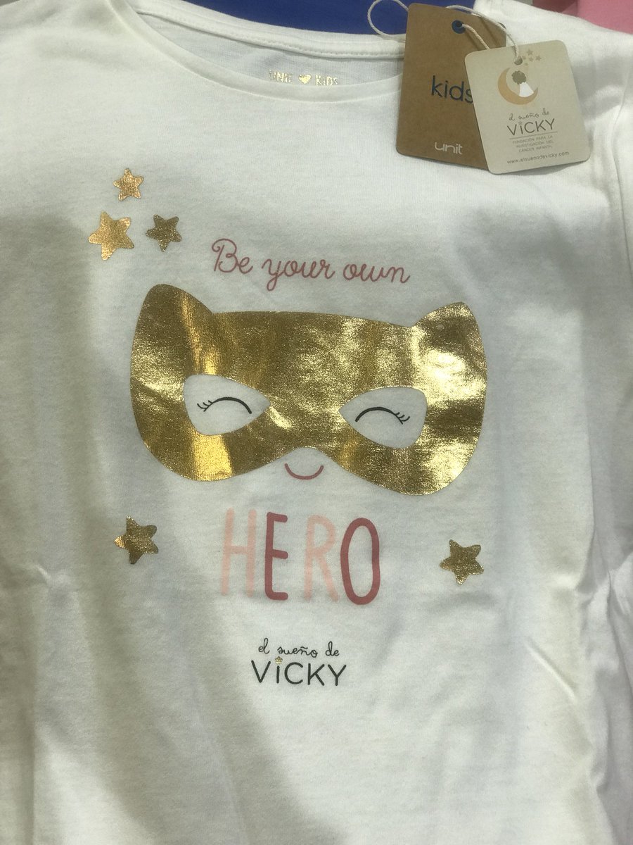 elsuenodevicky's tweet photo. 1€ de los 5€ que cuestan estas camisetas de #Unit de @hipercor irá destinado a la investigación del cáncer infantil. ¡La vuelta al cole se hace más llevadera ayudando! Gracias a todo el equipazo del @elcorteingles por hacerlo posible #UnitMola https://t.co/It5ZcYTq3A