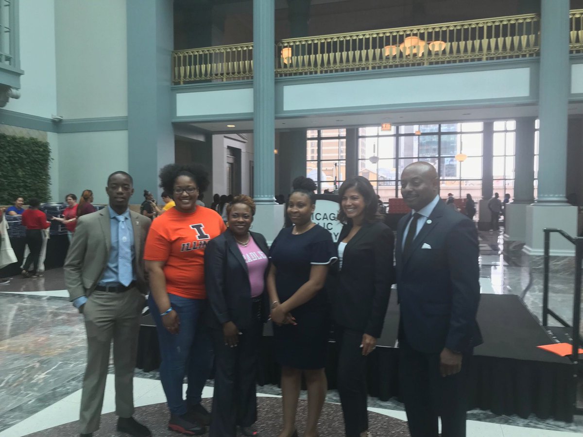 Mr_Lundy's tweet photo. Former @theCHAtweets residents (including 1 of our own @ComcastILLINOIS Darcel Davis!) provided great words for the road ahead as a new group of CHA students prepare to leave for college #IamCHA! https://t.co/nffP49EgQK