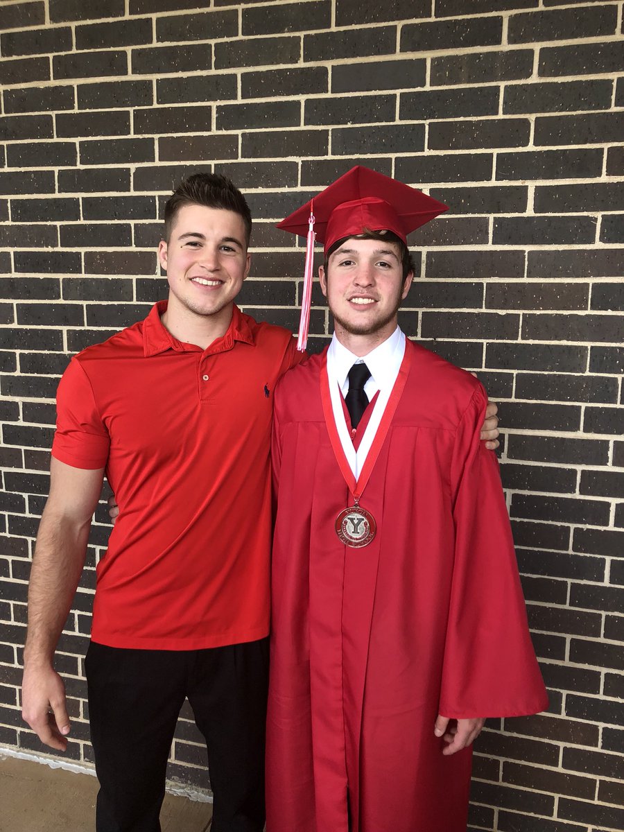 bseright23's tweet photo. Happy birthday bro don’t get too wild!! 🤘🏼 https://t.co/32tXfJhbna