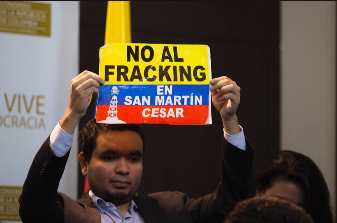 CarlosSantiagoL's tweet photo. Hoy con el apoyo de Congresistas de 9 partidos radicamos el proyecto de ley para prohibir el fracking. Esta foto es de la rueda de prensa, con el cartel que llevo desde hace dos años en mi morral y del cual me siento muy orgulloso
#NoAlFrackingEnSanMartin #ColombiaLibreDeFracking https://t.co/JgsF1wh8j1
