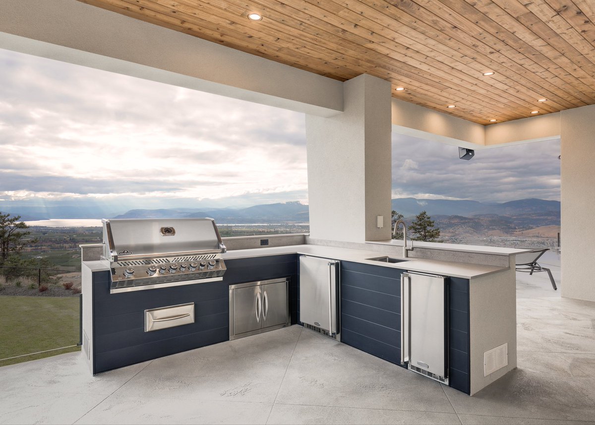 NapoleonProduct's tweet photo. What grilling dreams are made of! Beauty install of the Built-In Grill Head, courtesy of @GibsonContracting  👍 https://t.co/dMGsRccAnI