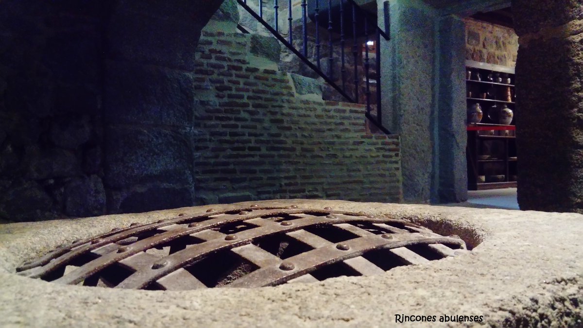 El Palacio conocido actualmente como de Caprotti no lo es hasta 1958,antes,desde su construcción en 1580,era conocido como de Ochoa Aguirre,regidor de la ciudad por aquel tiempo.Lo que veíamos esta mañana era las cocinas que estaban en el sótano #PreguntaConHistoriaDeÁvila #Ávila