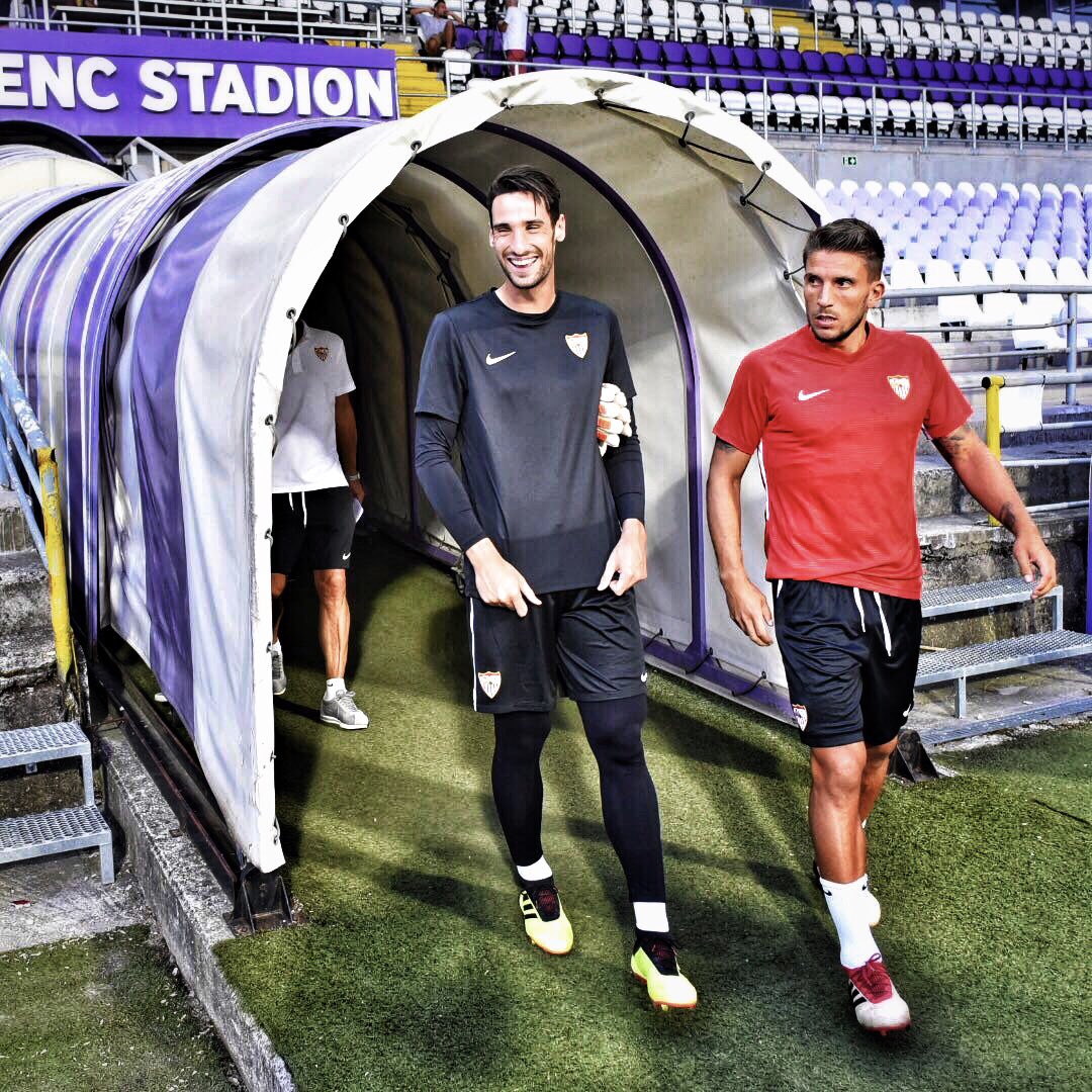 sergiorico25's tweet photo. 📷 Mi cara no es la mejor del mundo pero con Juan Martagón el camino siempre se hace con una sonrisa! 😁@SevillaFC #UEL #LuchaPorLoQueAmas https://t.co/N8H9byJp3e