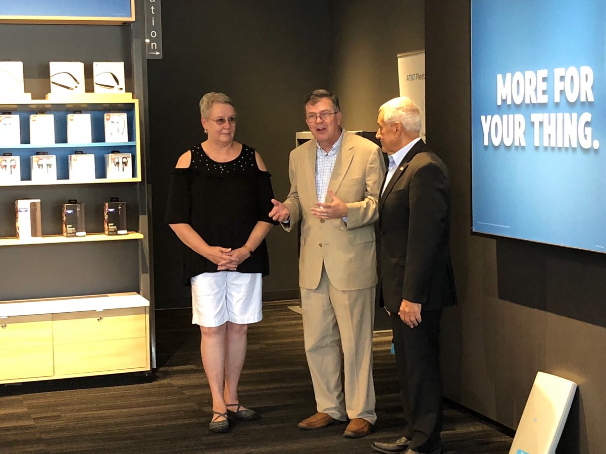 PepperMulherin's tweet photo. Thrilled to be at the beautiful @ATT store in @HendersonKY with Prez @hoodharris announcing $10K to @KyndleBiz #ImaginationLibrary & #FixedWirelessInternet in #HendersonCounty #RuralBroadband #attcares https://t.co/3nwfTQ7qN5