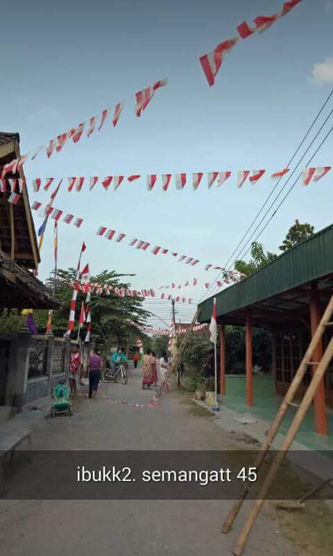 UlyaBunda's tweet photo. Inilah kegiatan ibu2 RT 05 RW 02 untuk kerja bakti pada tgl 1 Agustus sore memasang bendera di sepanjang lorong RT 05. 
Demi semarak 45 beliau memasang bendera sendiri di bantu para pemuda setempat.
 @zie_ananta 
@desasumber 
@Kec_Kradenan https://t.co/eamfSHTDbv