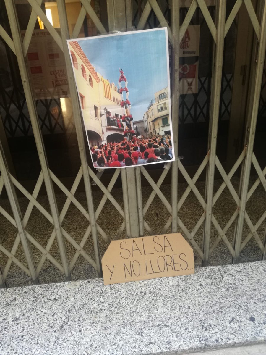 Ciskae83's tweet photo. Pels #castellers que no saben de què va el "salsa y no llores": l'altre dia els companys de l'altre colla ens van deixar un detall a la porta del local. Veien que no recordaven que nosaltres ja la teníem, avui la @JovesValls els hi hem tornat a ensenyar. https://t.co/mT4cDKSMXT