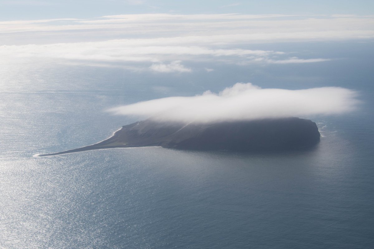 Í aðfluginu að Surtsey um daginn hvíldi yfir henni sérkennileg skýjahula jafnvel þó himinn væri heiður. Mikil dulúð.