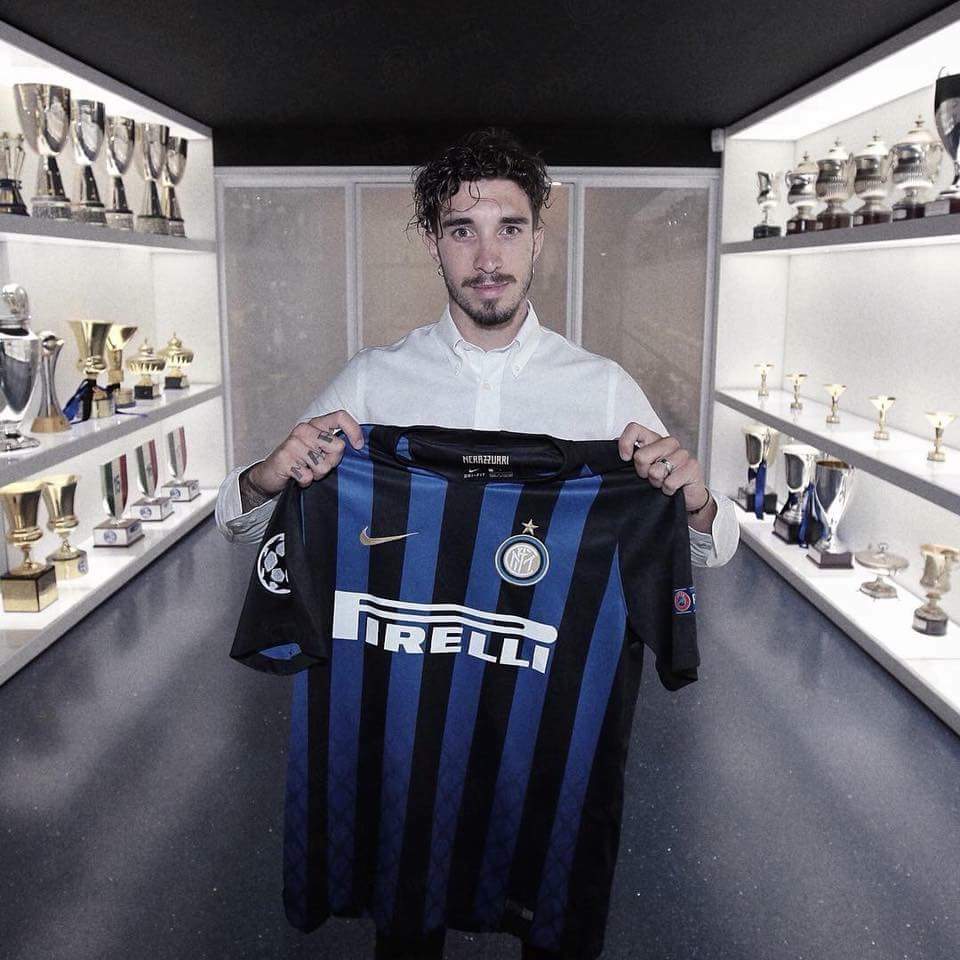 giovanni_ragosa's tweet photo. Benvenuto all'#Inter ⭕⚫⭕⚫⭕⚫
#Vrsaljko #Versalico #Versaliko #Varsalico
Vabbè #Sime... https://t.co/mdpfPQhqnN