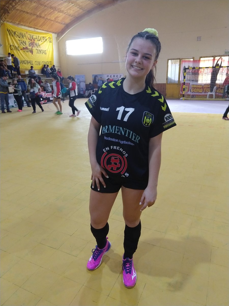#NacionalMenoresA en #VillaDolores

Femenino

<a href="/HandballVD/">HandballClubComercio</a> 32 - <a href="/dorregohandball/">Dorrego Handball</a> 25

Extraordinario lo de <a href="/piligallego2/">Pili</a>, de <a href="/RCHandball/">RCH</a>, con 15 goles en el equipo dolorense.

@FCHandballok <a href="/JavierSallustro/">Javier  Sallustro</a> <a href="/CAHandball/">Sel. Argentina Handball 🇦🇷</a> <a href="/roalzugaray/">Rodrigo Alzugaray</a> <a href="/sportkidsmza/">Sport Kids</a> <a href="/DasHandball/">Das Handball</a>