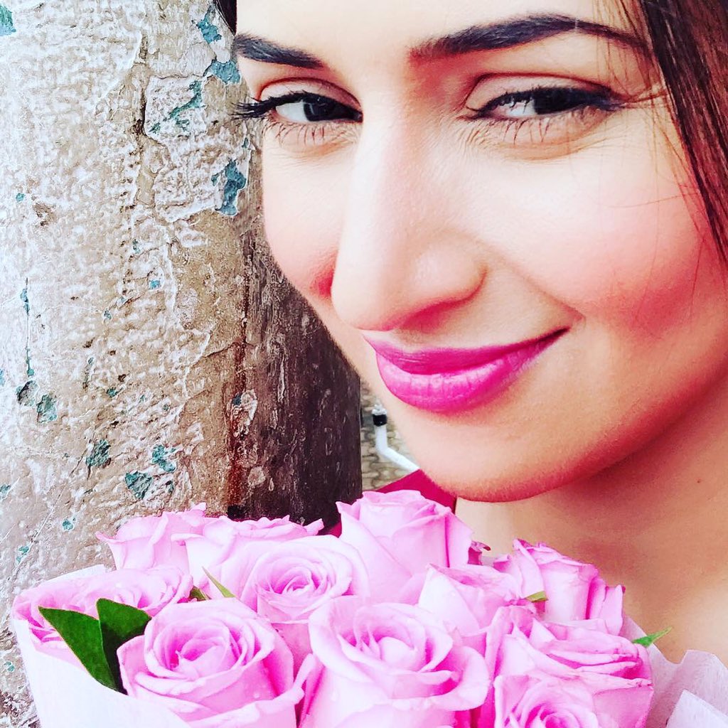 DivyankaClub's tweet photo. Beauty and Pink Roses💝

@Divyanka_T https://t.co/hMydTjapfI