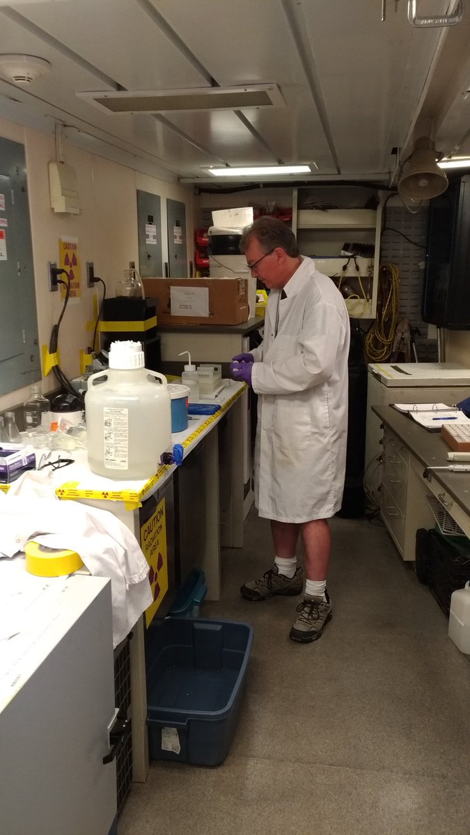 rockinrobin03's tweet photo. Staff and students from @FishOceansCAN @DFO_Central are working hard on board the @CoastGuardCAN CCGS Limnos in support of #GreatLakes #science partnerships with @EPAGreatLakes to monitor the health of #LakeOntario. #FoodWeb #CSMI2018 https://t.co/0uu95ohYp5