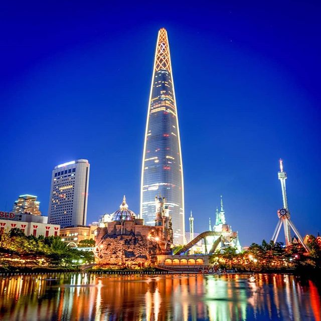 legatumplanet's tweet photo. legatumplanet

Next up in a beautiful night-time picture is Lotte World Tower.

This giant, topping the city of Seoul, is the tallest of South Korea and the 5th tallest in the world. With its impressive 555 m (1,819 ft) and 123 storeys, it is designed to withstand winds of up t https://t.co/ZQfXTmuz8a