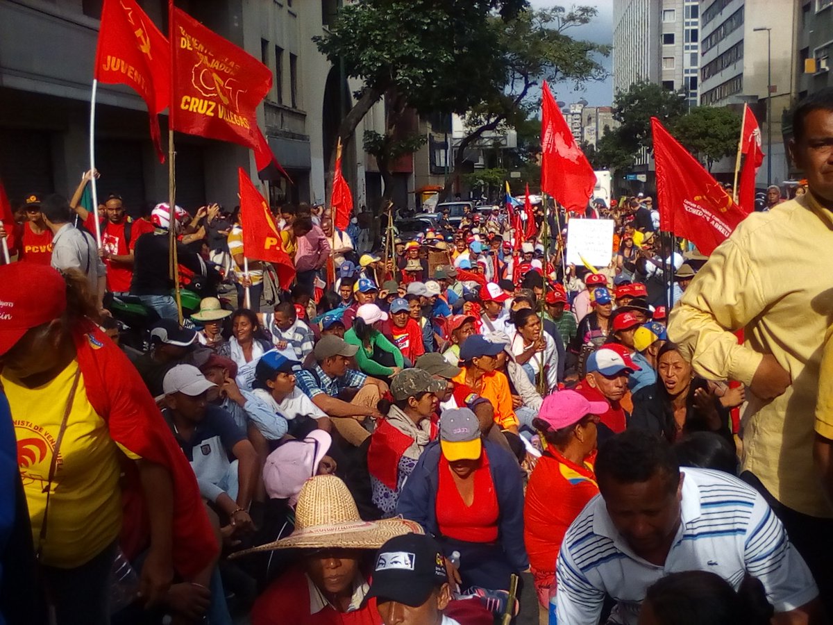 EncuentroDLP's tweet photo. #AHORA| 4:35pm Campesinos se sientan en plena Av. Urdaneta a esperar que nuestro hermano y obrero Pdte. @NicolasMaduro atienda a la heróica #MarchaCampesinaAdmirable. #1Agos #RegistraTuCarro https://t.co/VEcF7irxp0