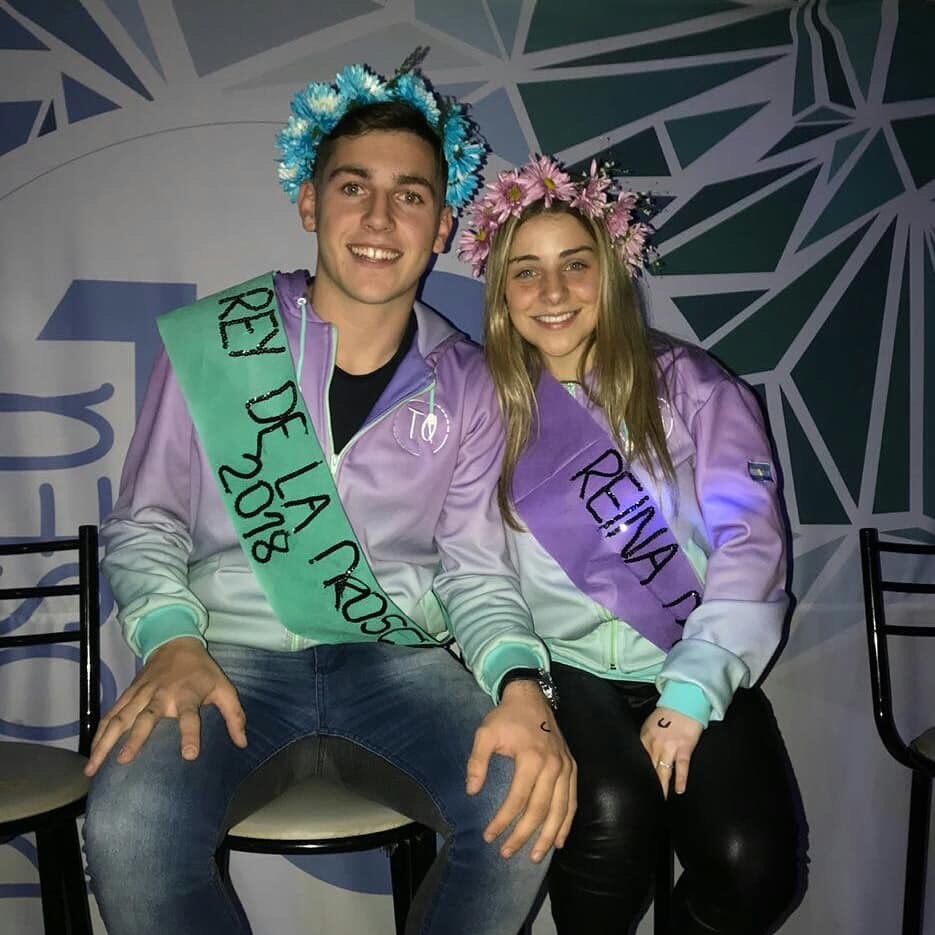 #BaileDelGuardapolvo🎉
CICLO BÁSICO:
👑Clementina Aldasoro (2do B ESCBA)
👑Eugenio Canavesio (3ro 2da IPETYM)
CICLO SUPERIOR:
👑Constanza Ponce De León (5to Economía ESCBA)
👑Ignacio Marotta (5to Comunicación ESCBA)
PROSEU18:
👑Martina Gallo
👑Tomás Quinteros
Gracias a todos!!!🤗
