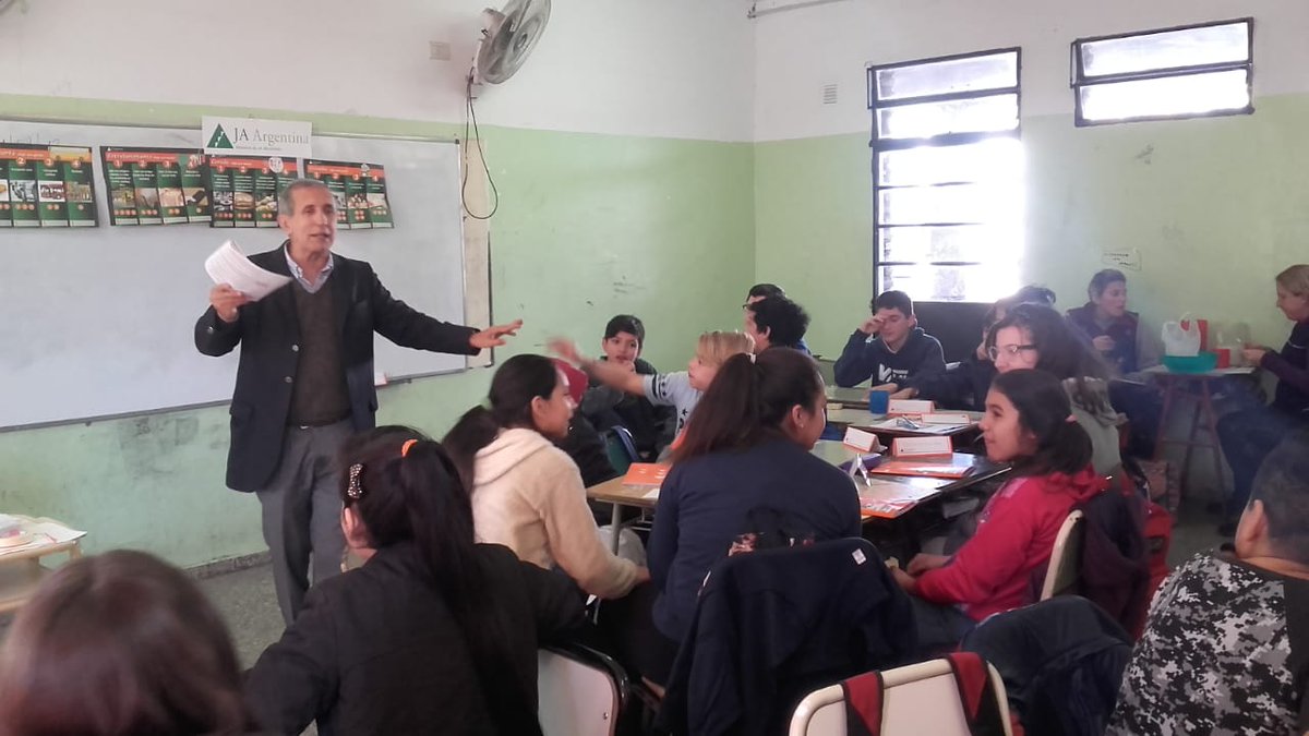 juniorensantafe's tweet photo. Hoy Carlos Fernández Sousa de #OPDEA, estuvo en la Escuela Estanislao Zeballos con el programa #EmpresariosALaEscuela
Gracias por acompañarnos dando el programa #LasVentajasDePermanecerEnLaEscuela https://t.co/mkcxNq2cJj
