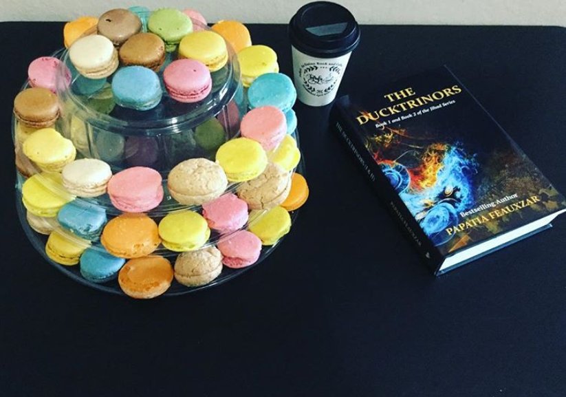 Fofky_s's tweet photo. #TheDucktrinors in #hardback βΊοΈπ₯³π₯π
#FofkysBox
#Alhamdullilah
#macaron
#onlinebookcoffeeteashop
#MuslimYA
#SciFi
#Dystopian
#amreading
#YA https://t.co/QIAZqm3pRC