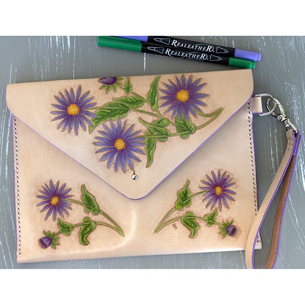 Realeather's tweet photo. Check out what you can do with Leather Dye Pens!  #leather #realeather #leathercraft #craft #dye #markers #silvercreekleather #tooling #clutch #beautiful #GenCon https://t.co/N6UyUZSDVs