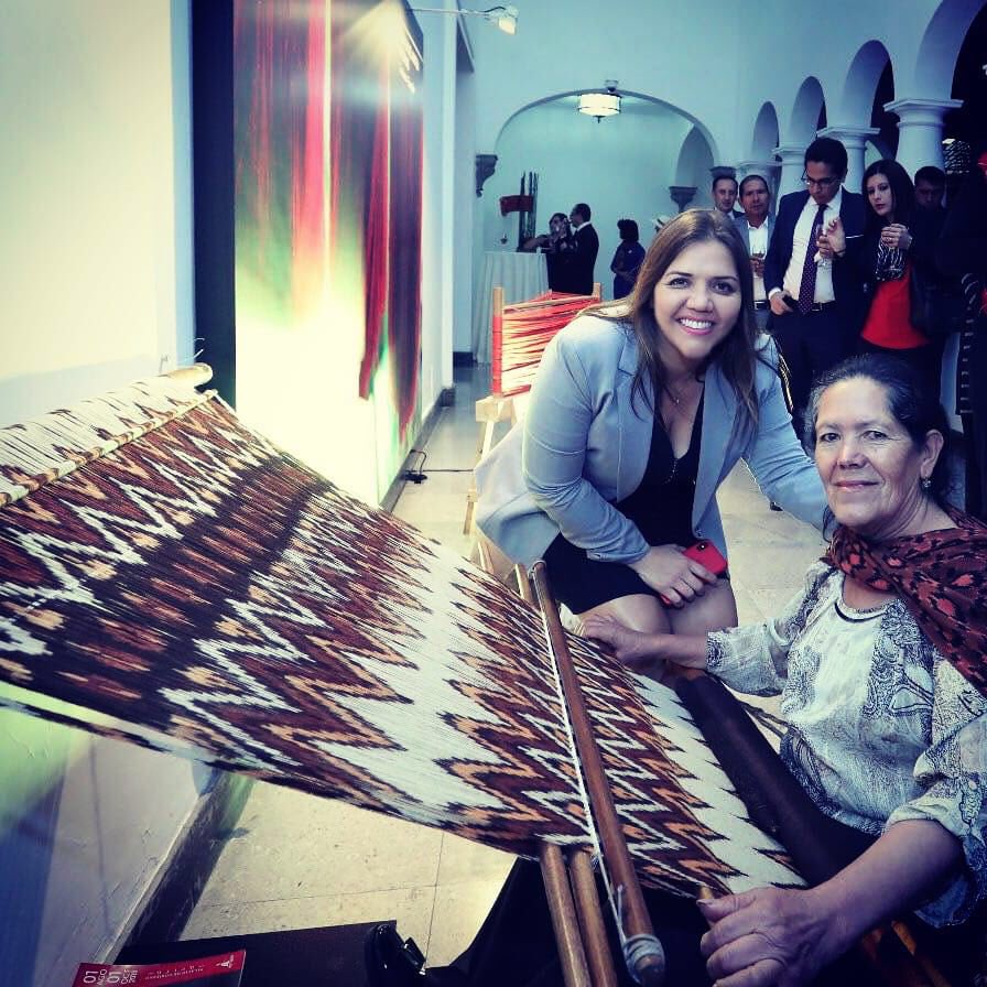 marialevicuna's tweet photo. Recorrí el Palacio de Gobierno donde se inauguró la exposición “Artesano Artista”. ¡Bellezas que existen en nuestro país, hecho por nuestra gente linda y que debemos mostrar al mundo! 👏🇪🇨 #ArteEnPalacio https://t.co/Rw2miYbRWs