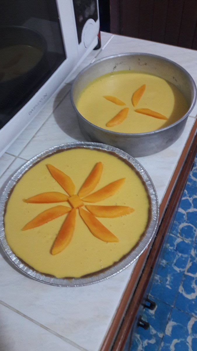 Huerquilla0292's tweet photo. El día de hoy me puse creativa hice por primera vez #PayDeMango y #GelatinaDeMango y para haber sido la primera vez no me salio nada mal #MmmRico 😋 https://t.co/4R8RMKViLB