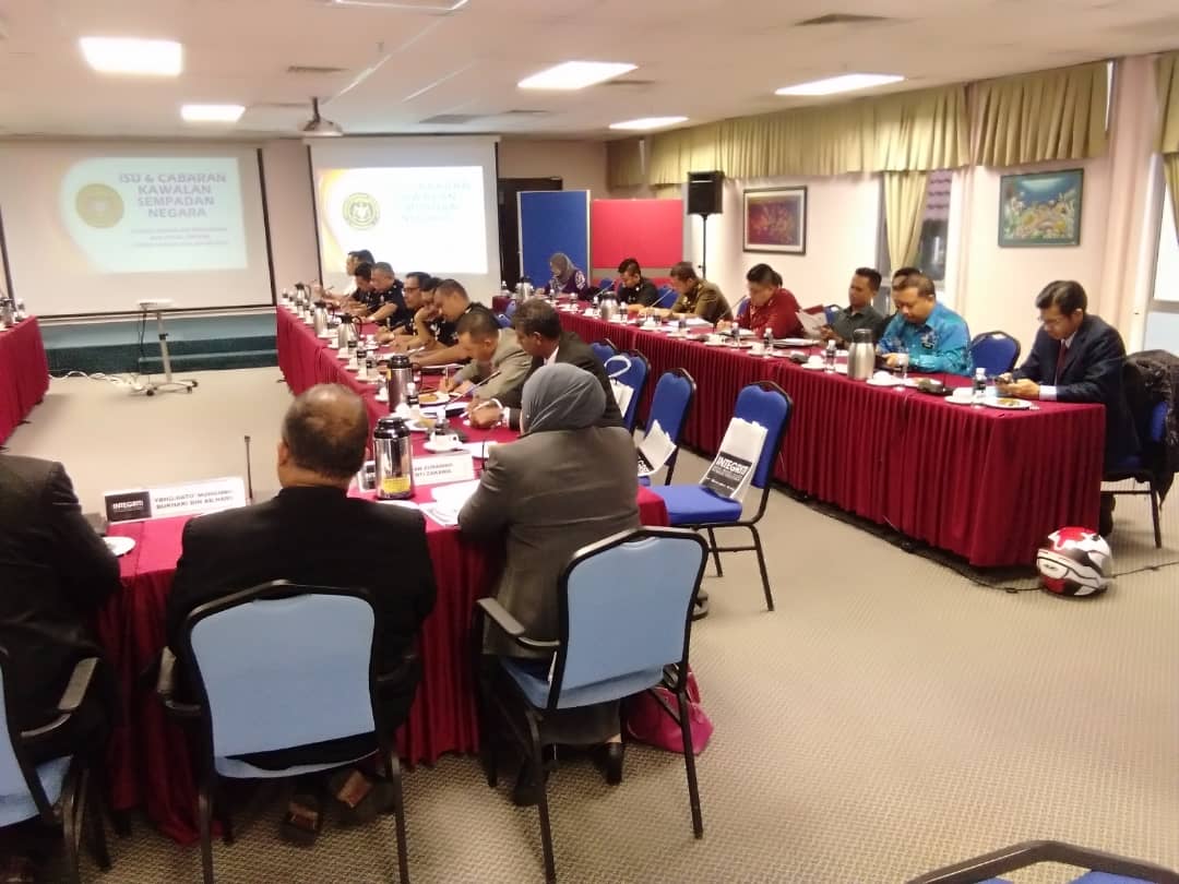 Sedang berlangsung: Dialog Khas Integriti Agensi Penguatkuasa  bertajuk "Integriti dalam Pengurusan Sempadan Negara" di INTEGRITI, 2 Ogos 2018.

#dialogkhas #agensipenguatkuasa #integriti #institutintegritimalaysia